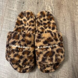 GVGallery Leopard Print Slippers